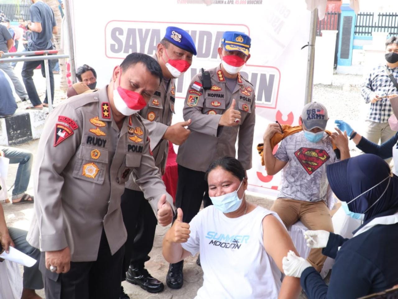kapolda banten tinjau pelaksanaan vaksinasi massal dan baksos alumni akpol 1994 9524