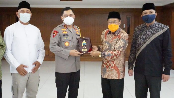 kapolda bekerja sama dengan dewan masjid indonesia tekan penyebaran covid 19 di jawa timur 32413
