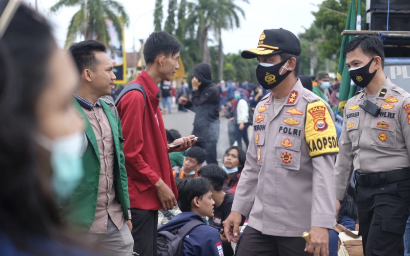 kapolda bengkulu ajak mahasiswa bincang dan salat bersama saat tinjau aksi unjuk rasa 36528