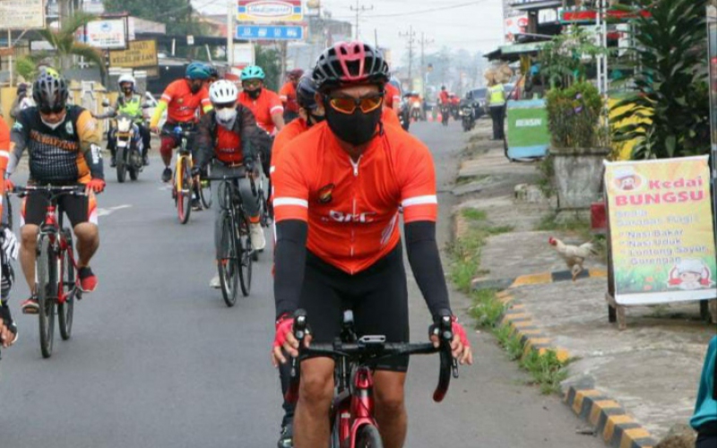 kapolda bengkulu ajak masyarakat berolahraga gowes ceria di kabaewtan kepahiang 35286