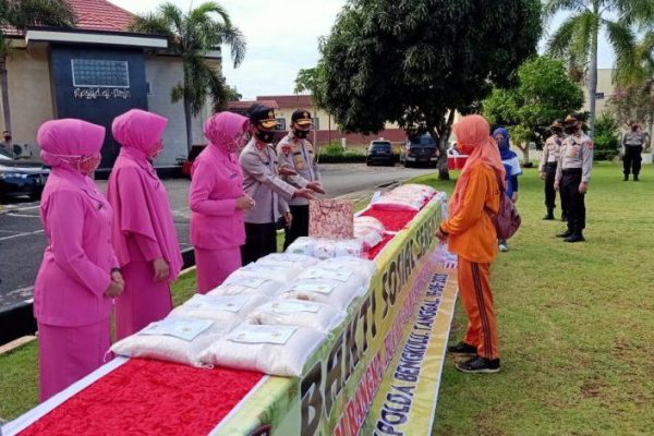 kapolda bengkulu salurkan bantuan beras kepada masyarakat 11395