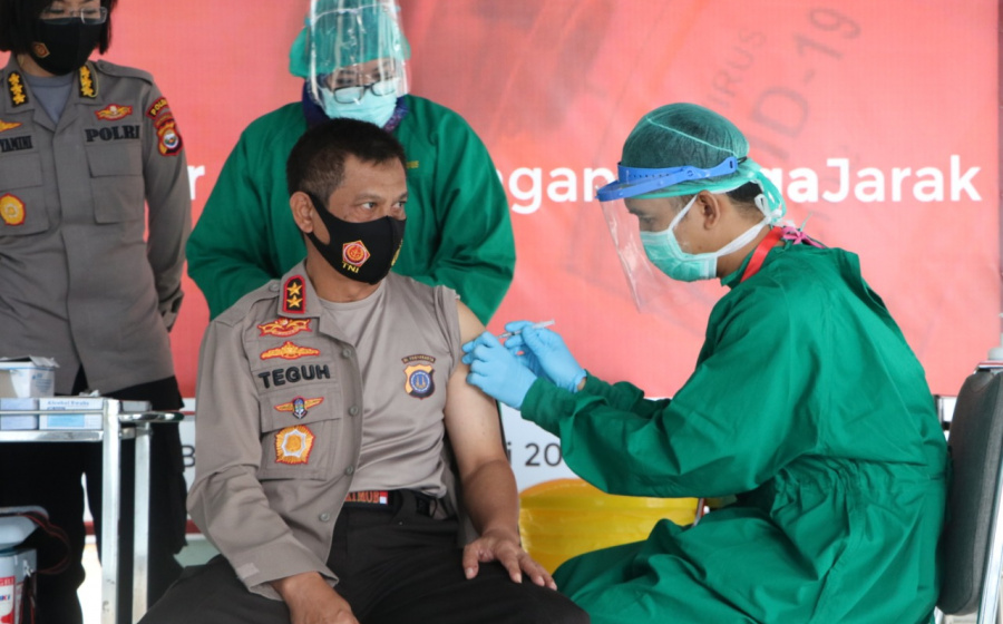 kapolda bengkulu suntik vaksin sinovac kedua di rsmy 11877