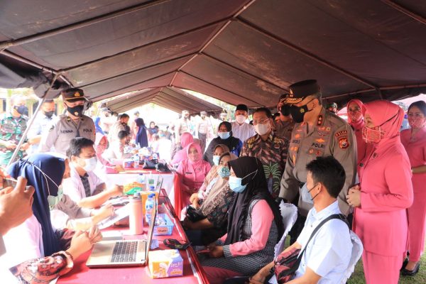 kapolda bengkulu tinjau pelaksanaan vaksinasi di mukomuko 25366
