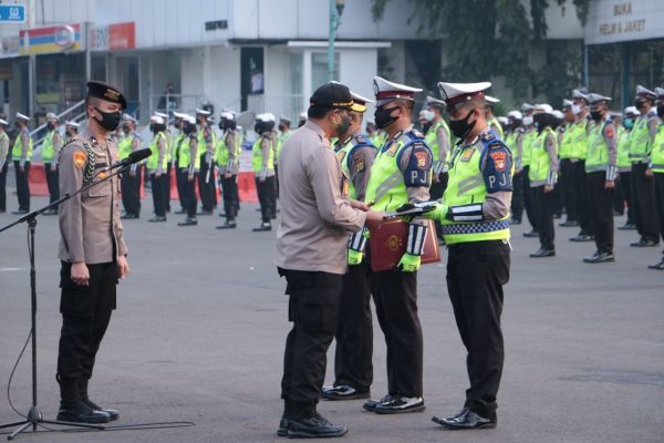 kapolda berikan penghargaan pada 3 personel metro jaya yang berprestasi 34546