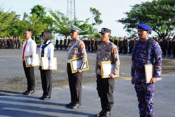 kapolda berikan reward kepada 24 personel polda sulbar saat hari kebangkitan nasional 74211