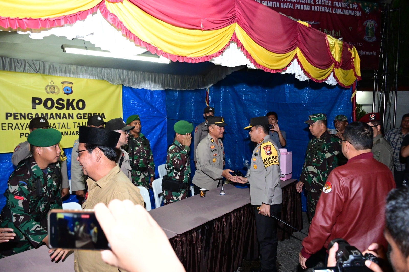 kapolda bersama forkopimda kalsel tinjau kesiapsiagaan personel dalam pengamanan sejumlah gereja di banjarmasin 52741