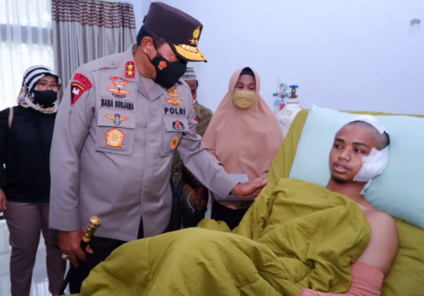 kapolda bersama forkopimda sulsel jenguk korban aksi penyerangan asrama mahasiswa di makassar 25209