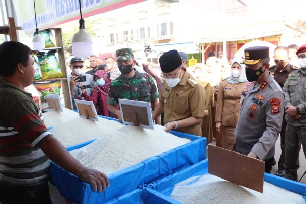 kapolda bersama gubernur bengkulu tinjau ketersediaan dan harga sembako di pasar panorama 45624