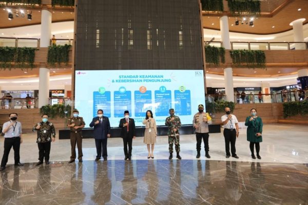 kapolda bersama pangdam i bb dampingi gubernur sumut tinjau mall dan pasar modern terapkan protokol kesehatan covid 19 15593