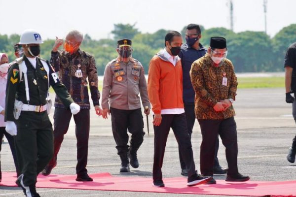 kapolda bersama pangdam iv dan gubernur jateng sambut kedatangan presiden ri di bandara jenderal besar sudirman purbalingga 28835