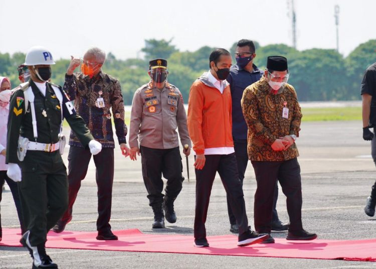 kapolda bersama pangdam iv dan gubernur jateng sambut kedatangan presiden ri di bandara jenderal besar sudirman purbalingga 28835