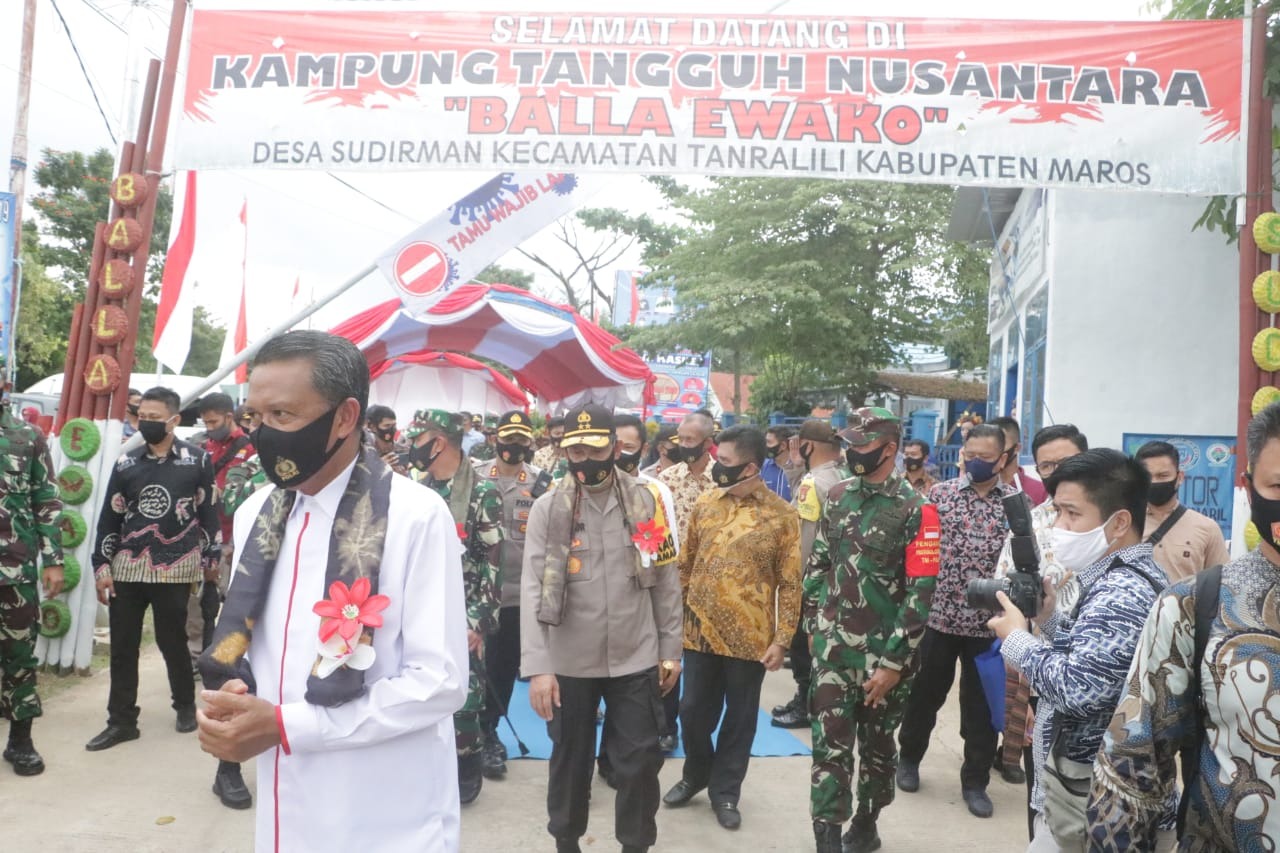 kapolda bersama pangdam xiv hasanuddin dampingi gubernur sulsel tinjau kampung tangguh balla ewako sudirman di maros 11260