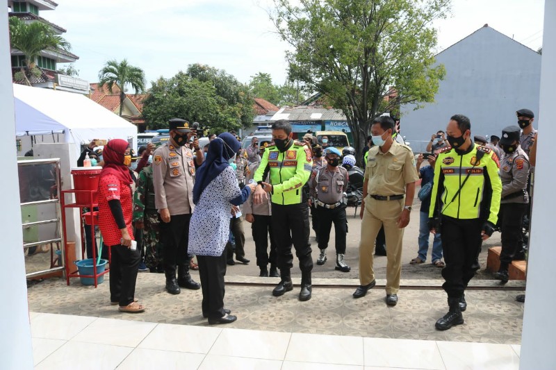 kapolda bersama pju polda jabar tinjau posko ppkm mikro di desa kertajati 9045