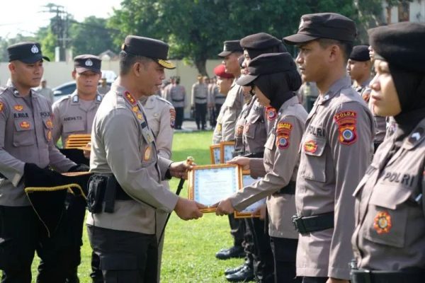 kapolda diy berikan penghargaan kepada 10 personel dan asn berprestasi 73063