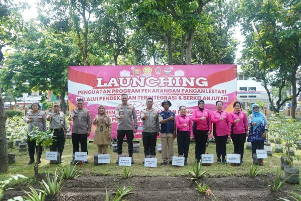 kapolda diy dan pejabat utama polda diy mengikuti giat zoom launching penguatan program pekarangan pangan lestari 84634