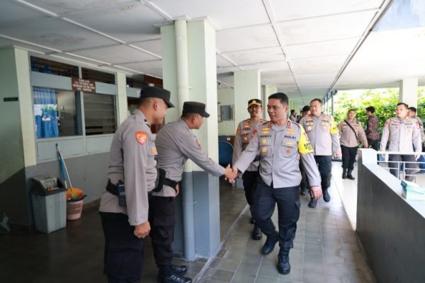 kapolda diy pantau langsung pengamanan pemungutan suara di sejumlah tps 70208