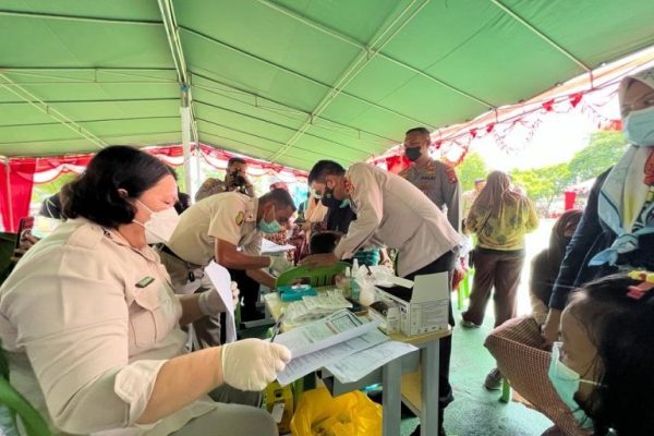 kapolda gorontalo berikan semangat anak anak sd yang anak di vaksin covid 19 34484
