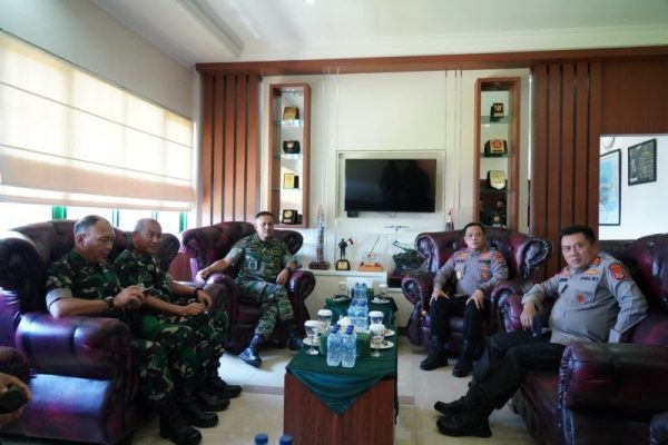 kapolda gorontalo kunjungi pangdam xiii merdeka untuk tingkatkan sinergitas 48931