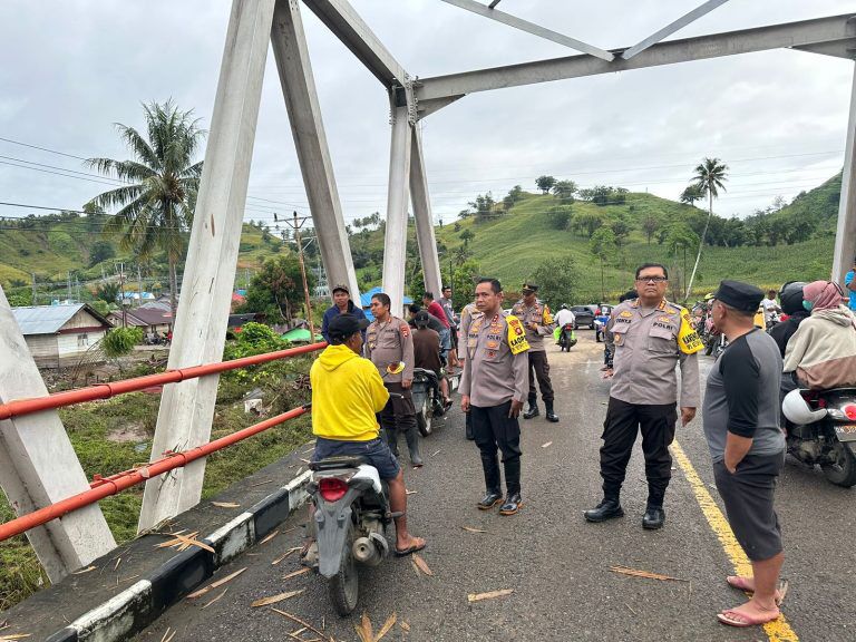 kapolda gorontalo tinjau lokasi banjir di kec tolinggula 72376