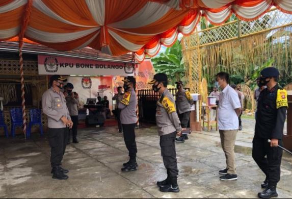 kapolda gorontalo tinjau penerapan protokol kesehatan di kpu bone bolango 12880