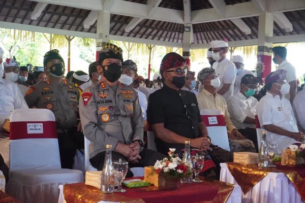 kapolda hadiri peluncuran se gubernur bali di wantilan pura samuan tiga 22716