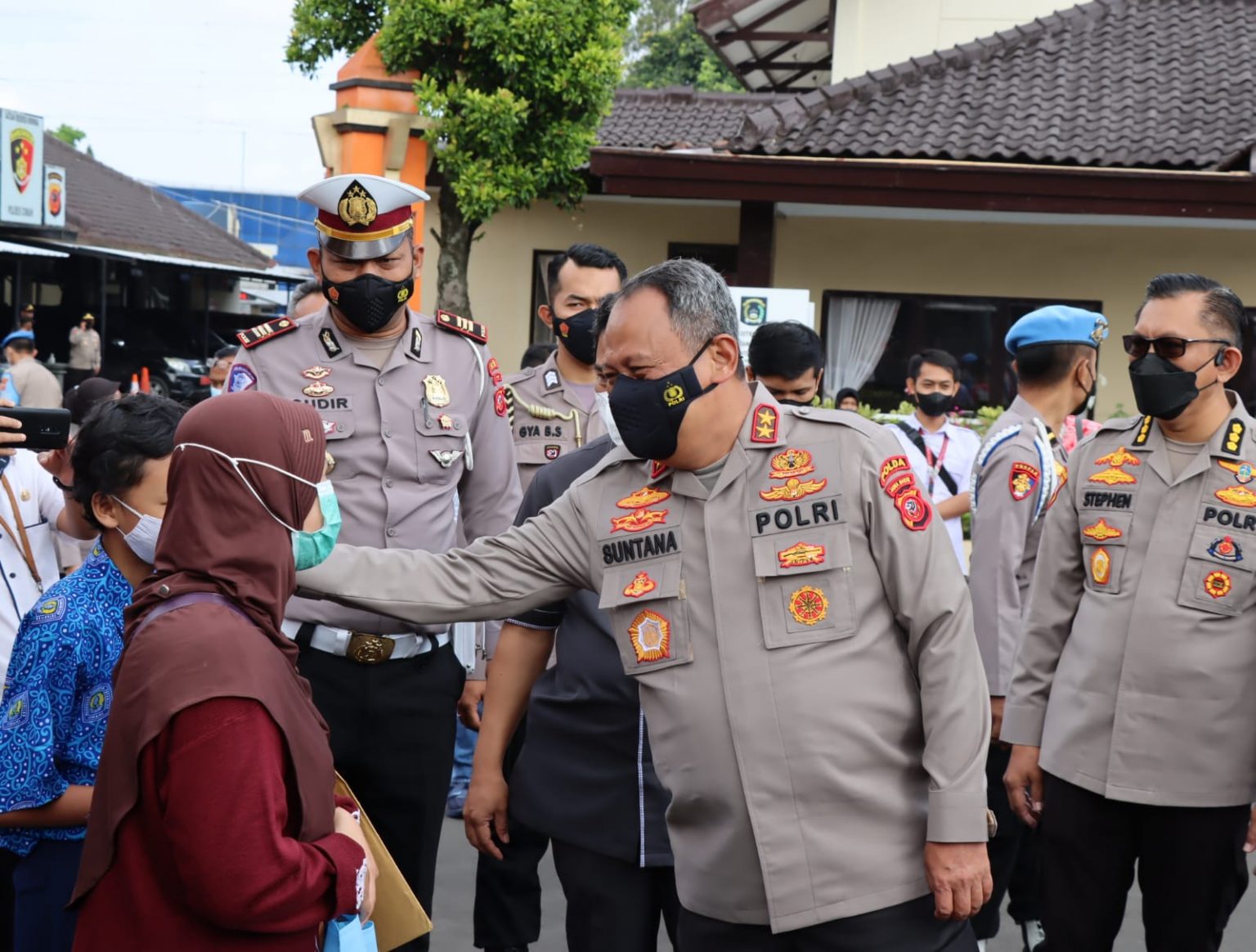 kapolda jabar 300 ribu warga jabar telah jalani vaksinasi booster 22906