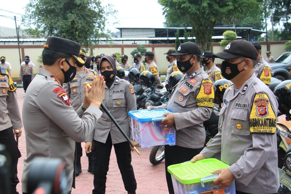 kapolda jabar laksanakan kunjungan dan baksos polri peduli dampak covid 19 di wilayah karawang 32794