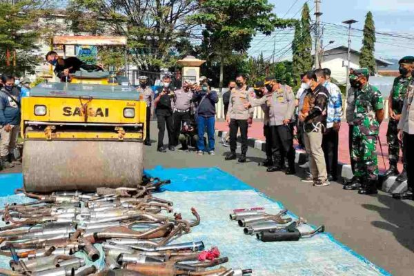 kapolda jabar pimpin langsung pemusnahan ratusan knalpot bising di sumedang 23327