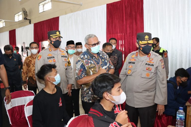 kapolda jabar tinjau langsung pelaksanaan gerai vaksin massal di kuningan 25138