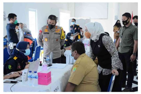 kapolda jabar tinjau pelaksanaan vaksinasi covid 19 di karawang 30773