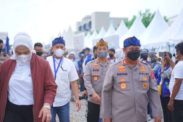 kapolda jabar tinjau pesta rakyat simpedes bri yang di hadiri menteri bumn 48816
