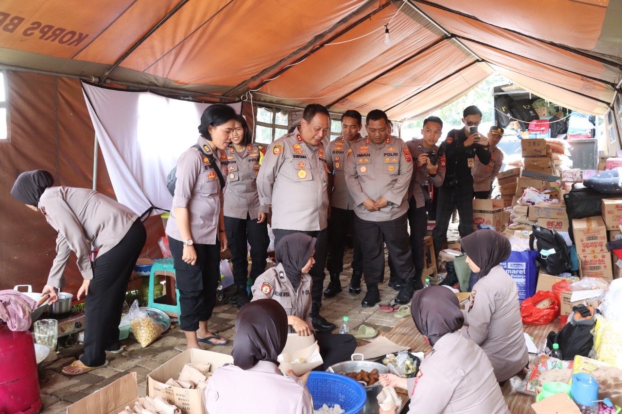 kapolda jabar tinjau posko pengungsian bogor di desa cibeurem 52041