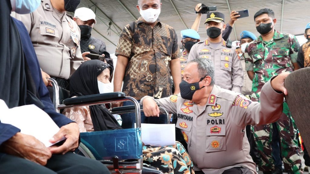 kapolda jabar tinjau vaksinasi dan ajak masyarakat disiplin protokol kesehatan 34509