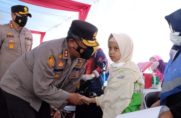 kapolda jabar tinjau vaksinasi massal anak usia 6 11 tahun di kab sumedang 22919