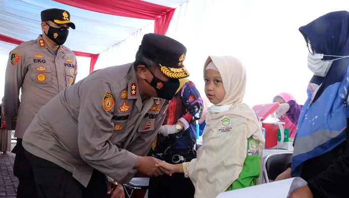 kapolda jabar tinjau vaksinasi massal anak usia 6 11 tahun di kab sumedang 22919