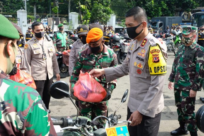 kapolda jabar wujud kepedulian tni polri 3000 paket sembako dan 100 000 masker untuk masyarakat terdampak covid 19 11067