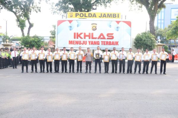 kapolda jambi beri penghargaan pada personil berprestasi 71575