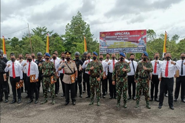 kapolda jambi berikan penghargaan kepada 12 personel resmob polda jambi 33143