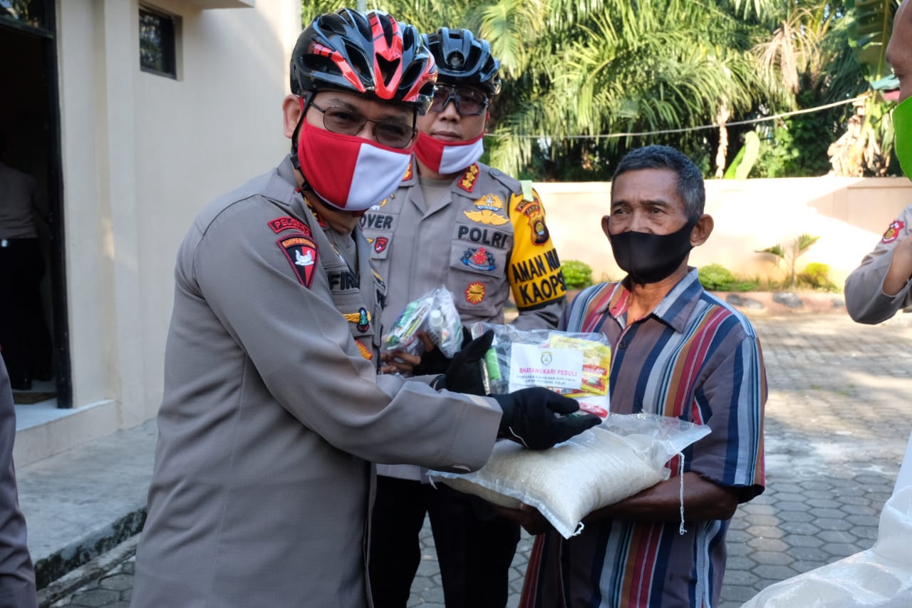 kapolda jambi bersama pju gelar patroli sepeda berikan baksos kepada warga yang terdampak covid 19 36411