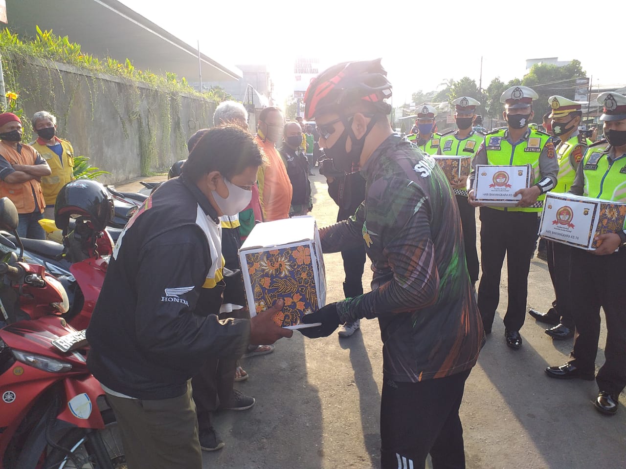 kapolda jambi laksanakan bakti sosial saat gowes 11161