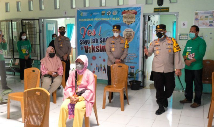 kapolda jambi lakukan peninjauan ke sejumlah lokasi vaksinasi massal 28746