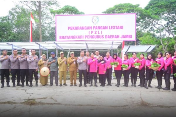 kapolda jambi mendampingi ketua bhayangkari daerah jambi menebar ribuan benih bibit ikan nila bertempat di spn polda jambi 84606