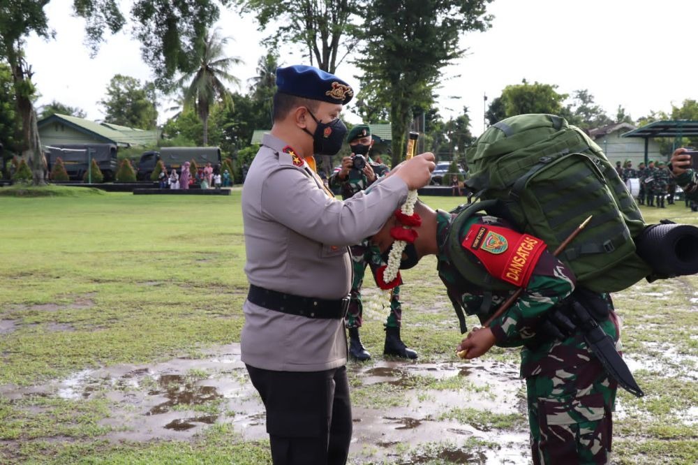 kapolda jambi pimpin langsung upacara pelepasan ratusan prajurit rider 142 ksatria jaya ke papua 37581