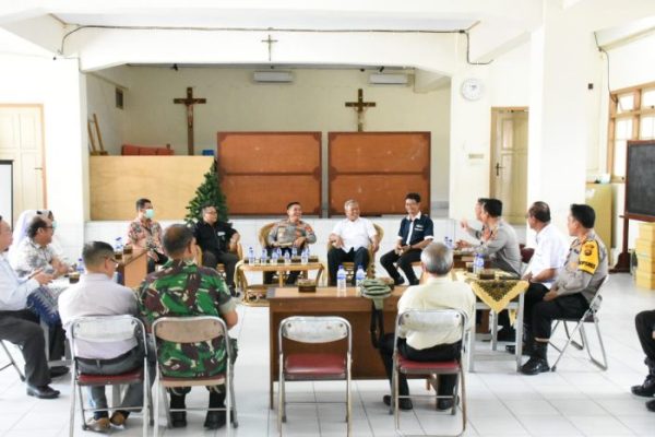 kapolda jambi silaturahmi dengan para tokoh agama katolik di gereja santa teresia 52599