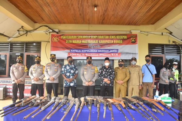 kapolda jambi terima penyerahan puluhan senjata api milik suku anak dalam pasir putih 25158