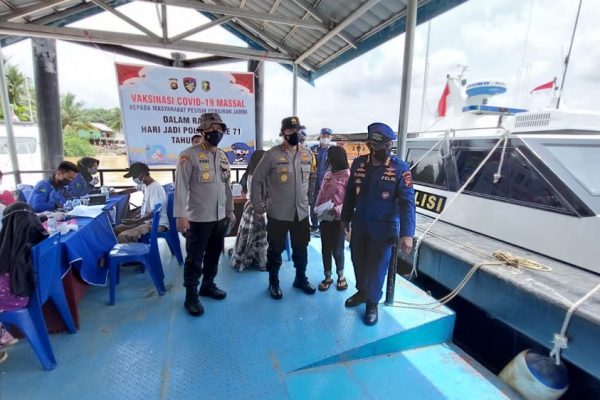 kapolda jambi tinjau pelaksanaan vaksinasi di desa londrang kab muaro jambi 24762