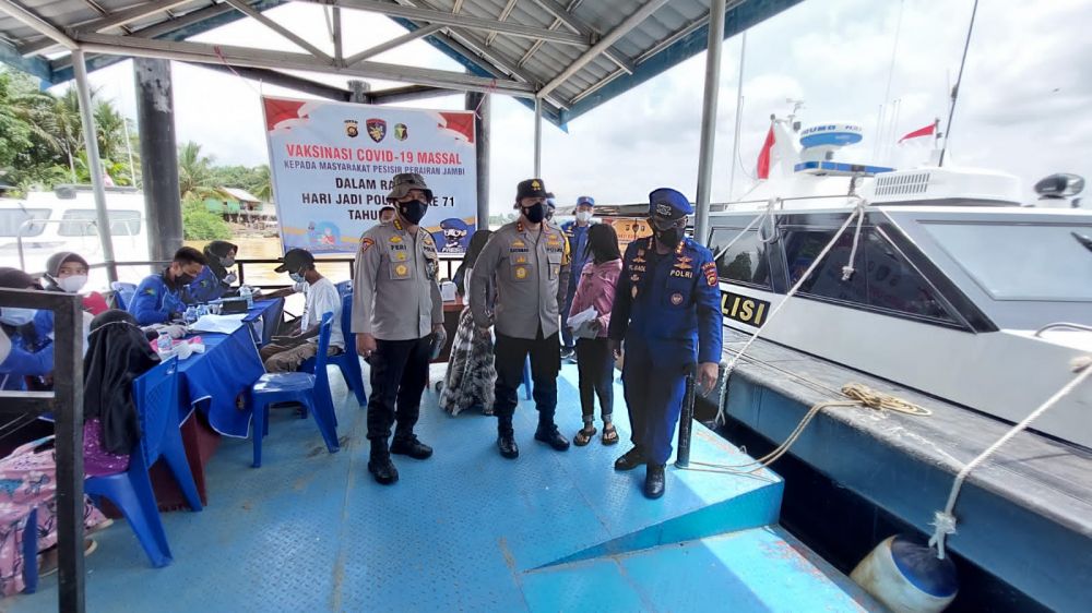 kapolda jambi tinjau pelaksanaan vaksinasi di desa londrang kab muaro jambi 24762