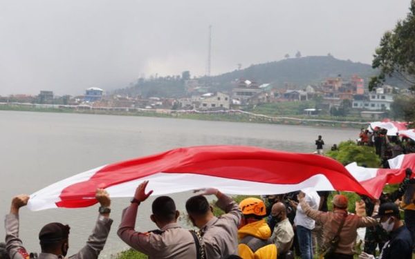 kapolda jateng bentangkan bendera merah putih sepanjang 1 800 meter 11392