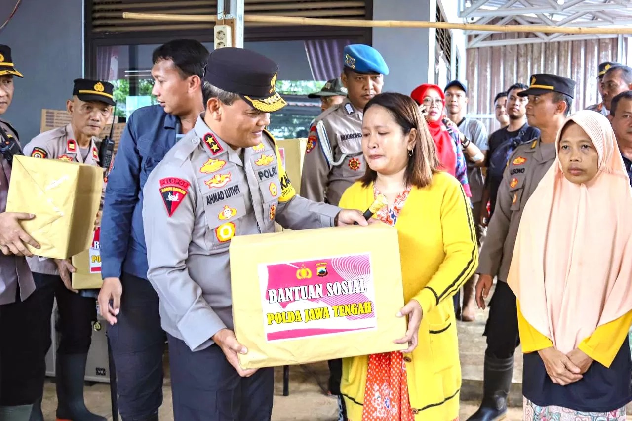 kapolda jateng bersama pangdam iv diponegoro kunjungi korban banjir di juwana pati 71484