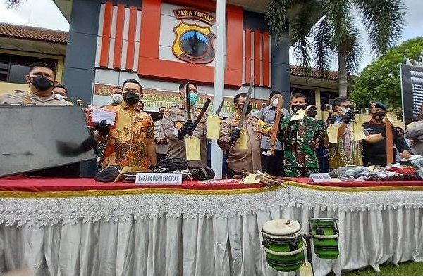 kapolda jateng pimpin press conference terkait penagungkapan kasus teror pengerusakan dan penganiayaan di solo 30668